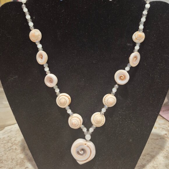 Shell Necklace - Picture 1 of 3